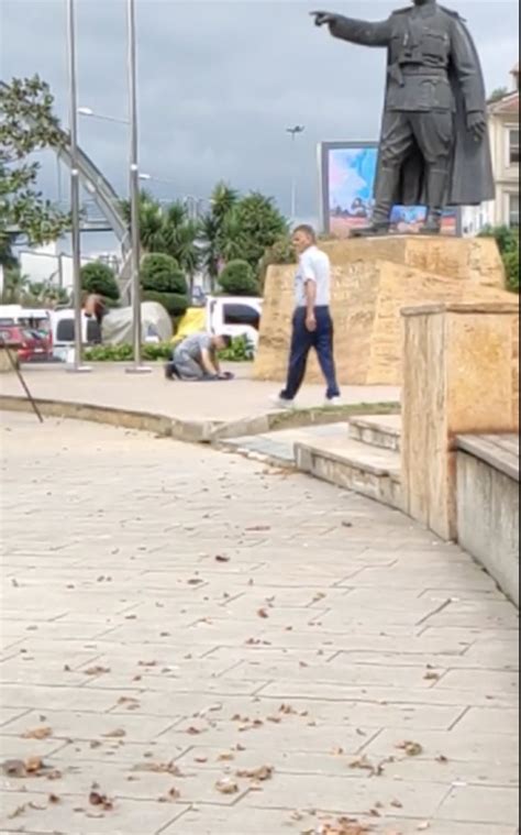 G­i­r­e­s­u­n­­d­a­ ­A­t­a­t­ü­r­k­ ­h­e­y­k­e­l­i­n­e­ ­k­a­r­ş­ı­ ­n­a­m­a­z­ ­k­ı­l­a­n­ ­a­d­a­m­